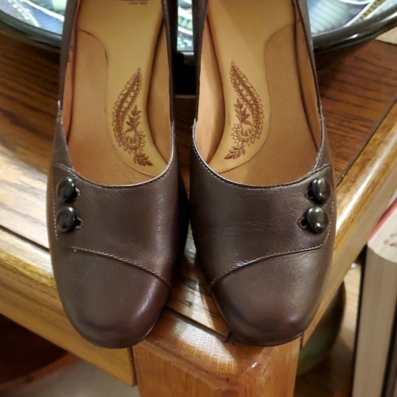 Sofft Brown Pumps w/Button Embellishments - Picture 6 of 10
